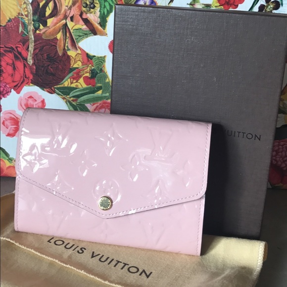 Louis Vuitton Handbags - 💕SOLD💕Auth. Rose Ballerine Sarah compact wallet